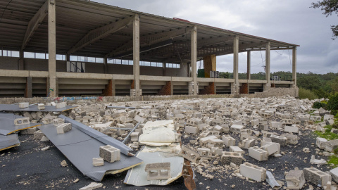 Vista de unos muros del pabellón deportivo de Porto do Son (A Coruña) que han colapsado por la borrasca asociada al huracán Kirk, a 9 de octubre de 2024.