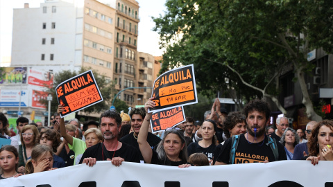 Decenas de personas durante una manifestación por la vivienda digna, a 25 de mayo de 2024.