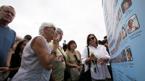 Familiares y allegados depositan ofrendas florales en homenaje a las víctimas del accidente aéreo del vuelo JK5022 de Spanair, al cumplirse el 10º aniversario del siniestro,