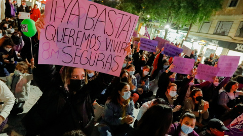 Un grupo de mujeres participa en una manifestación por el 8M, Día Internacional de la Mujer, en Murcia.