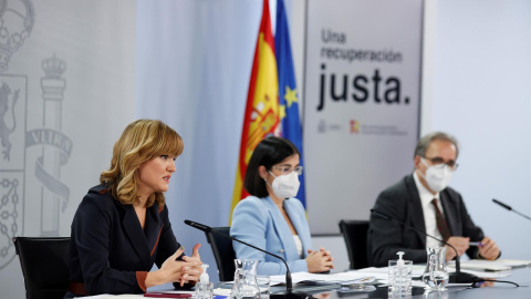 Los ministros de Sanidad, Carolina Darias (c); de Educación, Pilar Alegría (i), y de Universidades, Joan Subirats (d), durante la rueda de prensa ofrecida al término del Consejo de ministros, este martes en Moncloa.