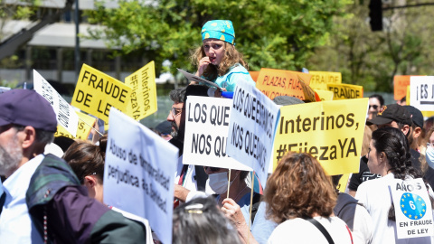 Varias personas se manifiestan para pedir estabilidad en el empleo y que no se despida a ningún trabajador temporal público, a 7 de mayo de 2022, en Madrid (España).