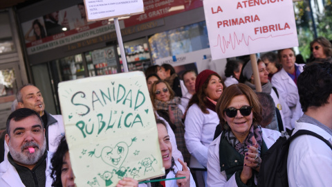 Varios manifestantes exigen la mejora de la Atención Primaria en la Sanidad Pública, frente a la Asamblea de Madrid, a 1 de diciembre de 2022