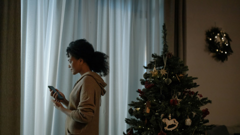 Foto de archivo de una mujer triste en Navidad