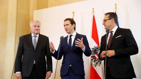 El canciller federal de Austria, Sebastian Kurz; el vicecanciller austriaco, Heinz-Christian Strache, y el ministro alemán de Interior, Horst Seehofer.- REUTERS