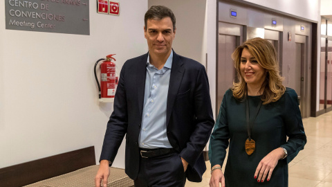 El secretario general del PSOE, Pedro Sánchez y la presidenta andaluza y secretaria general del PSOE-A, Susana Díaz, tras el encuentro que mantuvieron en Sevilla poco antes de la conferencia que Sánchez pronunció en el encuentro del Foro Joly .EFE/Jul