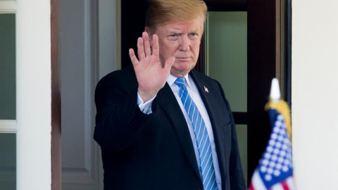 02/07/2018.- El presidente de Estados Unidos, Donald J. Trump, saluda tras reunirse con el primer ministro holandés, Mark Rutte (fuera de cuadro), hoy, lunes 2 de julio de 2018, en la Casa Blanca en Washington, DC (EE. UU.). EFE/MICHAEL REYNOLDS