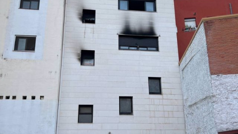 Imagen del edificio incendiado en Collado Villalba (Madrid), donde residían al menos 15 familias que ocupaban el inmueble vacío propiedad de la Sareb.