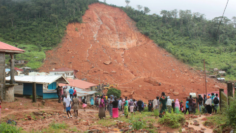 Imagen de uno de los desprendimientos de tierra ocurridos en Regent, Sierra Leona. / REUTERS