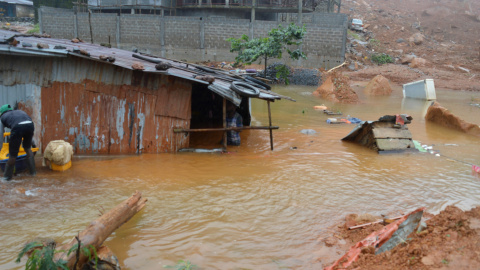 Imagen de las inundaciones de Regent, Sierra Leona. / REUTERS