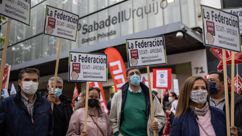 Los trabajadores del Banco Sabadell se manifiestan este jueves en una de las sucursales de la entidad.