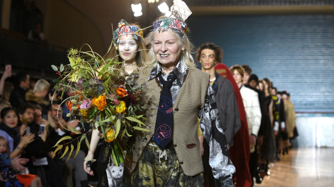 La diseñadora Vivienne Westwood tras uno de sus desfiles durante la Semana de la Moda Masculina de Londres a 09 de enero de 2017