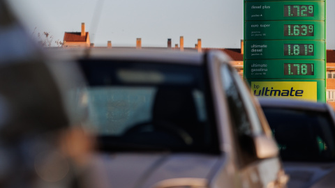 Cartel con indicadores de precios de combustible en una gasolinera, a 27 de diciembre de 2022