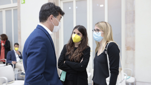 Sergi Sabrià (ERC) conversa amb Elsa Artadi (Junts) al Parlament abans del ple d'investidura del 26 de març.