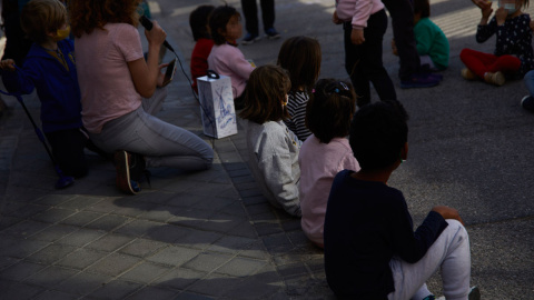 25/03/2021.- Varios niños sentados frente al colegio público Lope de Vega, en Madrid. Jesús Hellín / Europa Press