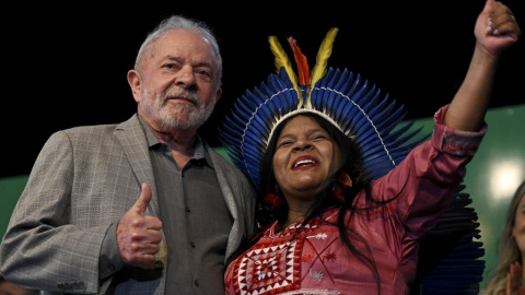 El recién elegido presidente de Brasil, Lula da Silva, y Sonia Guajara, que encabezará el nuevo Ministerio de los Pueblos Originarios.