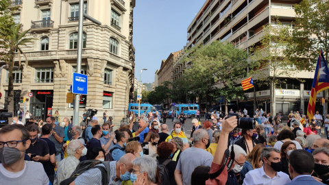 Els manifestants contra la detenció de Puigdemont han tallat la Diagonal de Barcelona aquest divendres al matí.