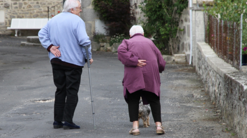 Fotografía de una pareja de ancianos.