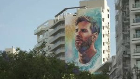 Inauguran un mural de 70 metros de altura de Messi en su ciudad natal de Rosario en homenaje a la estrella del fútbol argentino