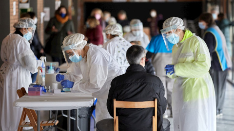 Sanitarios realizan PCR en la ciudad de Banyoles en la provincia de Girona.