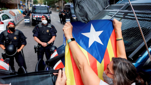 24/09/2021.- Varias personas participan en la manifestación de este viernes frente al Consulado de Italia en Barcelona para protestar contra por la detención ayer noche del expresidente de la Generalitat Carles Puigdemont en Cerdeña. EFE/ Quique Garcí