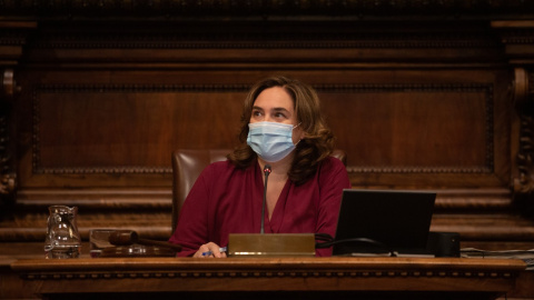 La alcaldesa de Barcelona, Ada Colau, durante una sesión plenaria en el Ayuntamiento de Barcelona, Catalunya.