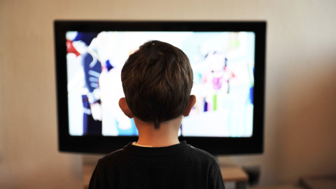 Imagen de un niño viendo la tv