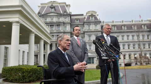 El gobernador de Texas, Greg Abbott, habla con la prensa frente a la Casa Blanca /AFP (Mandel Ngan)