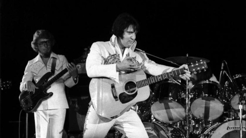 Elvis Presley en un concierto el 25 de marzo del 1977