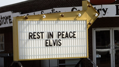 Señal en memoria a Elvis Presley en Memphis, Tennesse. 18 de agosto del 1977.