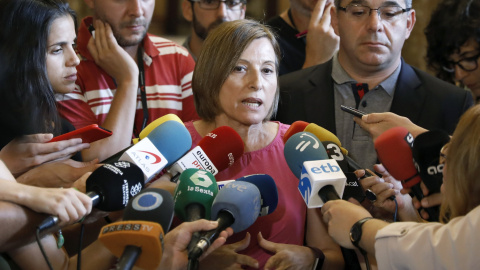 La presidenta del Parlament, Carme Forcadell, acompañada por el vicepresidente primero de la Mesa, Lluis Guinó, atiende a los medios de comunicación. EFE/Andreu Dalmau