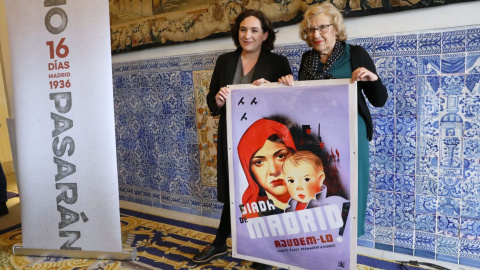 Ada Colau y Manuela Carmena, en la inauguración de la exposición 'No pasarán. Madrid, 1936'. Foto Ayuntamiento de Madrid