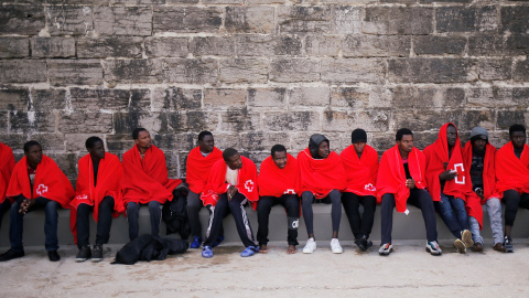 Decenas de personas migrantes, en el puerto de Tarifa (Cádiz) tras ser rescatados por Salvamento Marítimo en aguas del Estrecho a bordo de una pateras. REUTERS/Jon Nazca