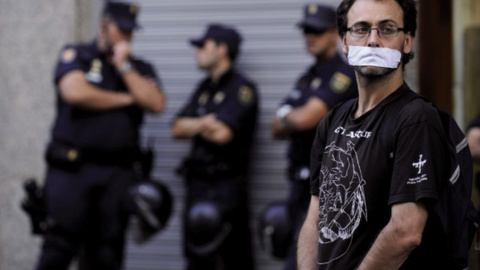 Hombre amordazado durante una protesta contra  la nueva ley de seguridad ciudadana en Gijón,  Asturias, 30 de junio de 2015. REUTERS/Eloy Alonso