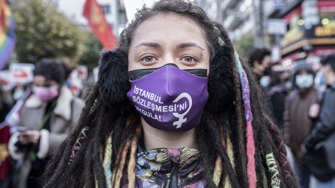 Manifestante con una mascarilla feminista en una protesta contra la retirada de la Convención de Estambul el pasado 26 de marzo, en Estambul. - Alba Cambeiro