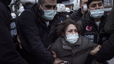 Miembros de la Policía turca detienen a una manifestante en una protesta organizada por los estudiantes de la universidad Boğaziçi, el pasado 2 de febrero en Estambul. - Alba Cambeiro