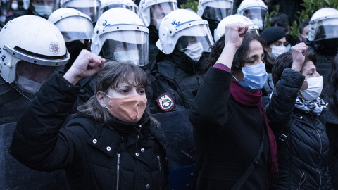 Manifestantes en una protesta en contra de la retirada de la Convención de Estambul el pasado 26 de marzo, en Estambul. - Alba Cambeiro