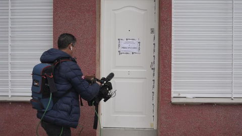 29/12/22 Imagen de la entrada de la vivienda de Vallecas donde fue hallado el cadáver de una joven presuntamente asesinada por la expareja de su madre.