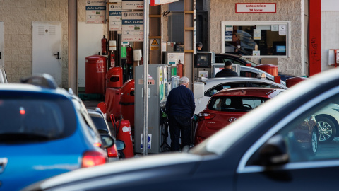 Coches repostando en una gasolinera, de Madrid el día 27 de diciembre, cuando el Gobierno anuncia que la bonificación para los combustibles finalizará a partir de 2023.