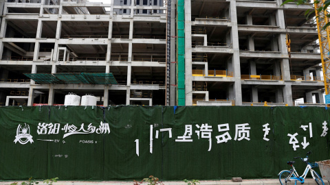 Edificios sin terminar de construir en el complejo residencial Evergrande Oasis, desarrollado por la inmobiliaria Evergrande Group, en la ciudad china de Luoyang. REUTERS / Carlos García Rawlins