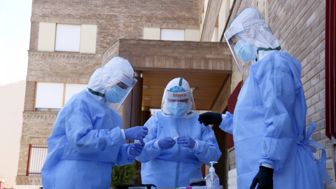 Un equipo de atención primaria de Lleida preparándose para hacer PCR en una residencia. - Laura Cortés