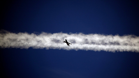 Un avión vuela debajo de la estela de vapor de otro avión sobre la ciudad italiana de Padua.