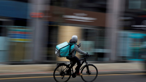 Un repartidor de Deliveroo, en su bicicleta por el centro de Manchester (Reino Unido). REUTERS/Phil Noble