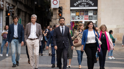 El exvicepresidente de la Generalitat, Jordi Puigneró (c), y los exconllers Josep Maria Argimon (2i) y Gemma Geis (2d), entre otros, a su llegada a una reunión extraordinaria del Govern, a finales del pasado mes de septiembre. E.P./David Zorrakino