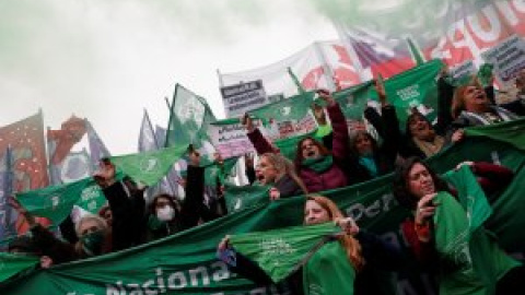 Feministas se manifiestan en la embajada de EEUU en Argentina contra la decisión del Tribunal Supremo sobre el aborto