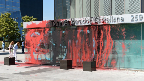 08/10/2024 | Pintadas realizadas con tintes rojo y negro por activistas de Futuro Vegetal en el edificio donde se encuentra la embajada del Reino Unido en España, a 15 de junio de 2023, en Madrid (España).