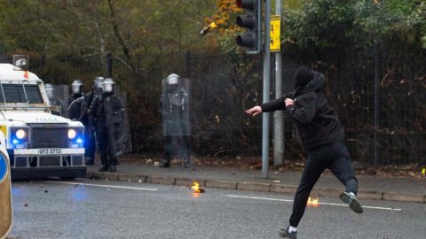 Una vista general de los jóvenes nacionalistas chocando con la policía en Springfield Road en el oeste de Belfast, en Irlanda del Norte, Gran Bretaña, 08 de abril de 2021.