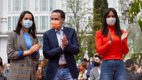 La presidenta de Ciudadanos, Inés Arrimadas, junto al portavoz y candidato de Cs a la Comunidad de Madrid, Edmundo Bal, y la vicealcaldesa Begoña Villacís.