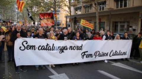 Més d'un miler de persones es manifesten a Perpinyà i reclamen "esborrar" les fronteres que separen Catalunya