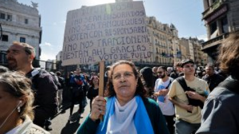 Estudiantes y profesores salen a la calle contra los recortes de Milei: "Quiere que no haya educación pública en Argentina"